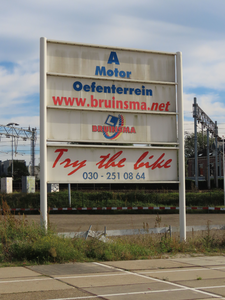 912087 Afbeelding van een een bord van het voormalige oefenterrein 'A Motor' van Bruinsma Verkeersopleidingen aan de 2e ...